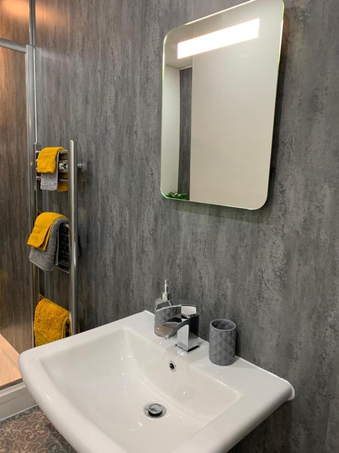 The Greens Apartment Farnworth Eksteriør bilde