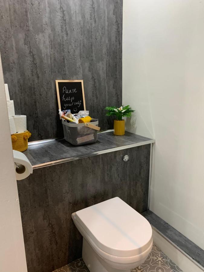 The Greens Apartment Farnworth Eksteriør bilde