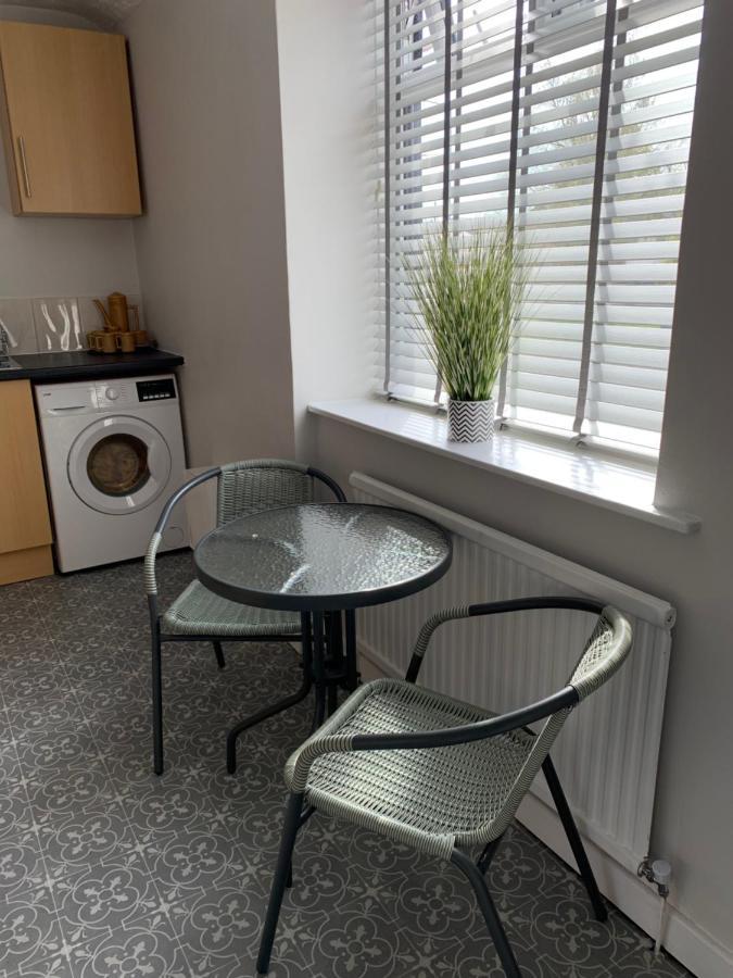 The Greens Apartment Farnworth Eksteriør bilde