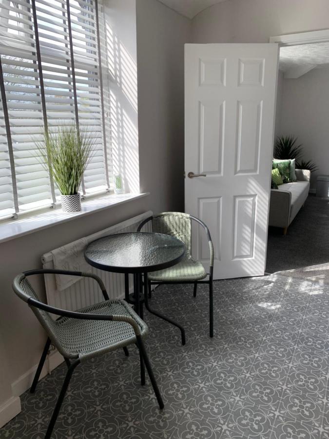The Greens Apartment Farnworth Eksteriør bilde
